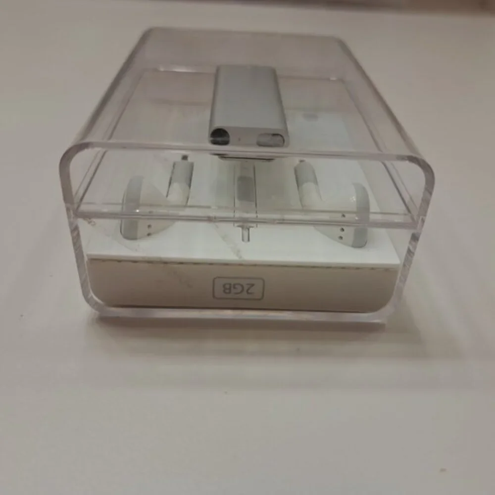 1X Apple IPod Shuffle 3rd Generation Silver 2gb New Opened Box